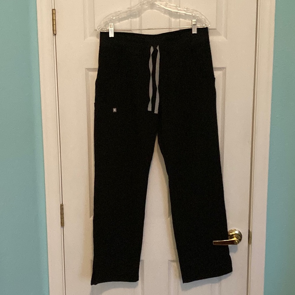 Figs Women’s Kade Cargo Scrub Pants Medium Petite in Black